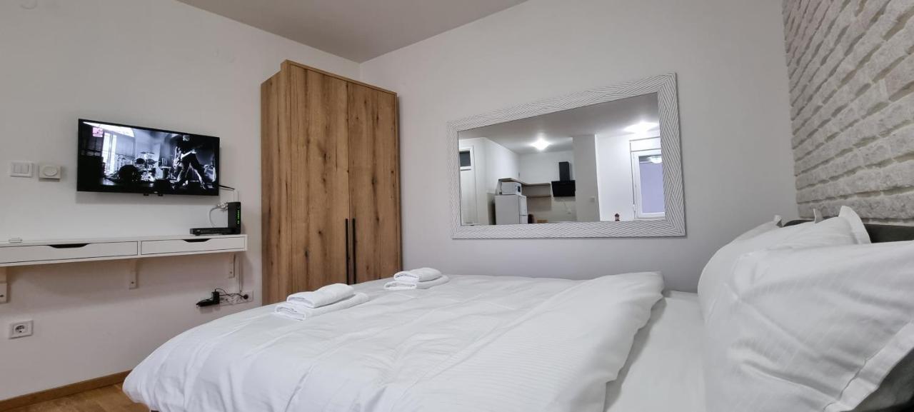 Grove II Apartment = Strict City Centre Нови Сад Екстериор снимка