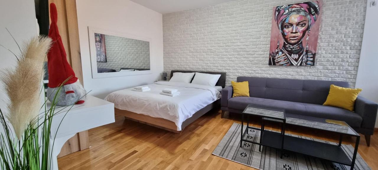 Grove II Apartment = Strict City Centre Нови Сад Екстериор снимка